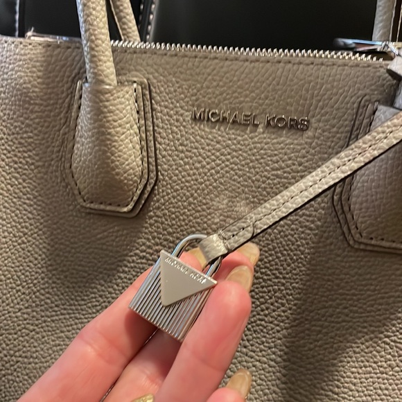 HOST PICK 💕 Michael Kors bag with dust bag - Picture 6 of 10